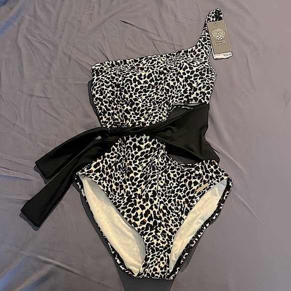 NWT VINCE CAMUTO Leopard And Black Design One Piece SwimSuit Womens Size 6 - Picture 1 of 12